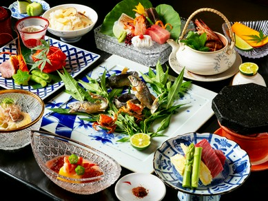 まほろばの里の四季を艶やかに切り取り魅せる、『夜会席』コース（10,000円~）