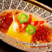 初夏の日差しを受けて輝く黄金色のとうもろこしを使った「とうもろこし豆腐」は穫れたての甘味が凝縮されています。車海老、オクラ、トマトソースとおだしの琥珀ジュレを添えて、夏野菜のハーモニーを堪能します。