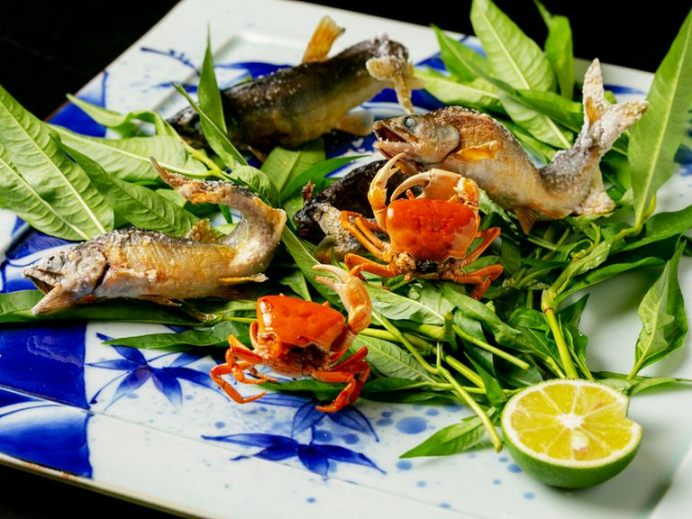 初夏の清流の爽やかさと躍動を表現した『焼物』