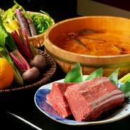 旬野菜の甘味や香りは日本料理に欠かせない要素。間料理長は【うぶすなの郷】の理想を体現する素材として安堵町の地場野菜を使うほか、大和郡山市場より直接鮮魚や野菜を買い付けています。