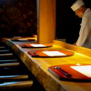 できる限り近い距離でのゲストとのコミュニケーションを欠かさない間料理長。どんなに忙しくても必ず"お見送り"に立ち、料理の感想などの生の声に耳を傾ける機会を大切にしています。