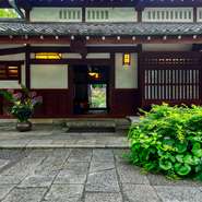 来訪時には植栽や建物を観賞し、食事を堪能した後はライトアップされた植栽や建物を眺めて思い出をより深く刻みます。慶弔など、家族の大切な行事におすすめです。