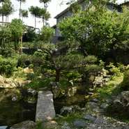 季節の花が美しい庭を持つ、一軒家料理店。大小の完全個室があり、掘りごたつ式座敷、テーブル席、お茶室、50名様までOKの広間が揃います。庭の桜の木を望める部屋もあり、春のご予約が秋に始まるほど大人気。