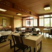 皆様が集う御法事の場としても、長年定評がある日本料理店。『法事のお食事』12品8000円があり、アレンジのご相談も可能。広いお座敷個室にテーブル席を配し、幅広い年代の方がゆったり過ごせる設えです。