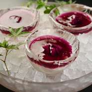 4代目の小笹正義氏は、和食とワインの相性に早くから着目し、ソムリエ資格も所持。地元の丹波ワイン、和食の繊細な味に合うドイツワインを中心に、京料理とワインのペアリングを提案。新しい食体験に出会えます。