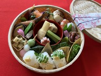 春の食材を竹籠弁当に盛り付けました。
ご自宅や各観光施設まで配達もさせていただきます。