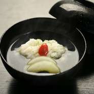 亀岡の水に慣れ親しんだ4代目がひく出汁は、水・五年熟成真昆布・枕崎産鰹節で紡ぐ逸品。それに旬食材を合わせると、コースの華が完成。椀種には豆乳胡麻豆腐が登場することも。写真は一例の『鱧と京うりのお椀』。