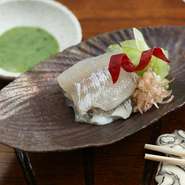 活け鮎を洗いでご提供いたしております。蓼酢味噌と共にお召し上がりください。