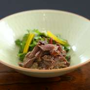 一度煮込んだ猪肉をほぐし、胡麻和えにし、有機野菜と共にお出ししております。甘夏オイルがアクセント。