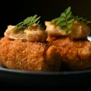 冬季の名物料理として、コースの揚物に登場。亀岡産の天然猪とエビイモを主役とし、香り付けにシナモンを使用。上には白味噌と木の芽を配し、奥行きをプラス。地元産のサンジョヴェーゼ種のワインと絶妙に調和。