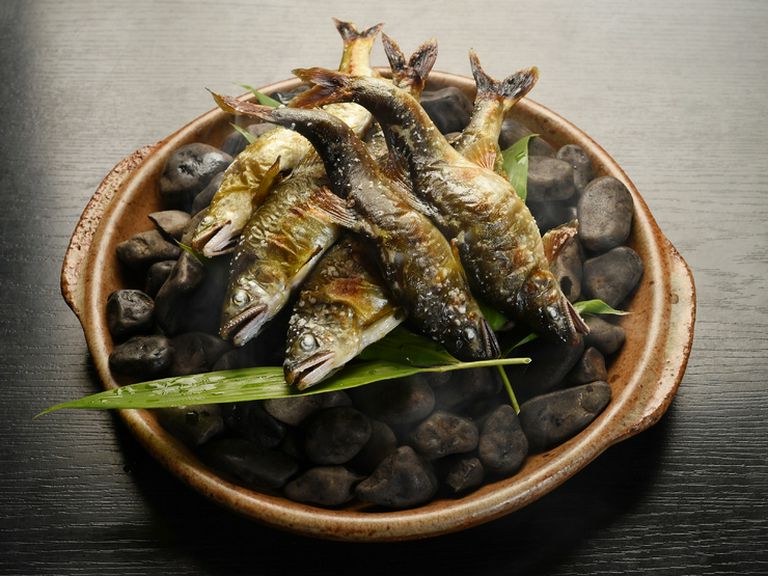 ご予約によって釣り人が地元の川で食材を仕入れる「天然鮎」