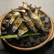 4代目の仕事仲間に鮎釣り名人がおり、採れたての鮎の提供が可能。美山・京北周辺で釣った最上質の天然鮎を満喫できます。3日前まで要予約の『天然鮎の塩焼』でどうぞ。炭火でじっくり焼くので、丸ごと楽しめます！