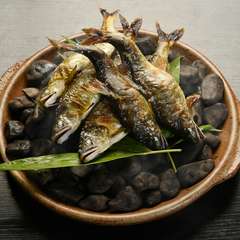 ご予約によって釣り人が地元の川で食材を仕入れる「天然鮎」