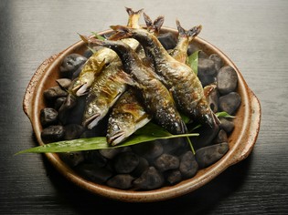 ご予約によって釣り人が地元の川で食材を仕入れる「天然鮎」