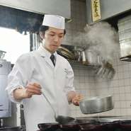 食事をゆっくり楽しんでいただき、お客様の笑顔を見られるのが何よりの励み。店の心地いい空気感はスタッフの雰囲気が生む、との思いから、全従業員が楽しくやりがいを持って日々の仕事に取り組んでいます。