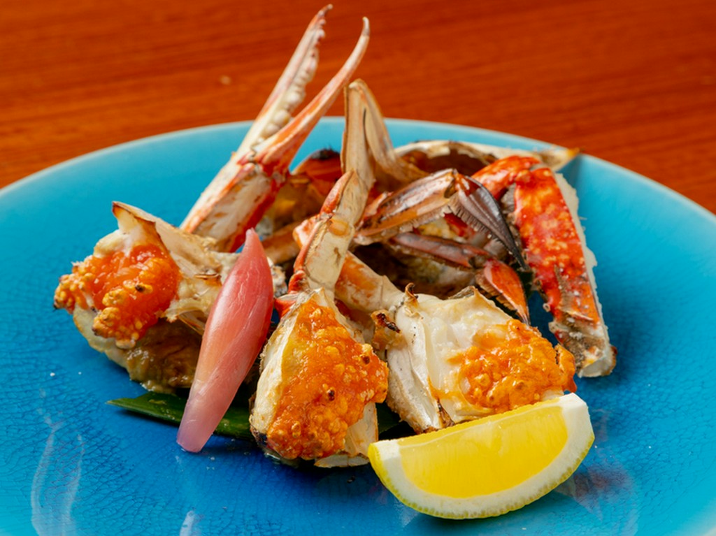 天然の荒塩で焼き上げ、強い香ばしさが堪らない『かにの塩焼　一匹』