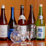 日本各地から、店主選りすぐりの美酒がズラリ。時季や旬の食材に合わせて、幅ろい銘柄が用意されています。おすすめに委ねてゆるりと酔いしれる、心地良いひと時を過ごせます。