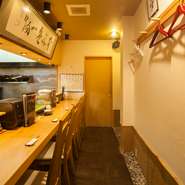 落ち着きのあるシンプルな和の空間で一品料理と日本酒が堪能できる料理店です。『おばんざい』がずらりと並んだカウンター席で旬の味覚と日本酒を楽しむ、和やかな時間が期待できます。