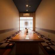 和の風情を感じる掘りごたつ式の座敷席は接待や会食の席にも好適です。旬の素材が味わえる『刺身』や『天ぷら』など、店自慢の逸品が一度に味わえる『なごみコース』は会食の席にオススメです。