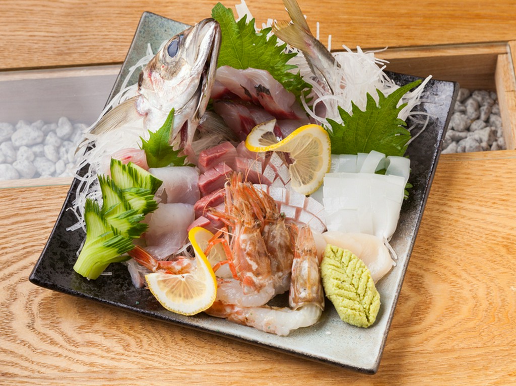 新鮮な魚介ならではの絶妙な食感と凝縮した旨みと甘みが五感を刺激する『刺身の盛り合せ』