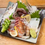 四季折々、旬の魚介が満喫できる『刺身の盛り合せ』は目にも美しい、彩豊かな一皿です。新鮮な魚介ならではの絶妙な食感と凝縮した旨みと甘みが五感を刺激します。