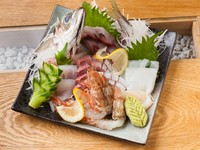 四季折々、旬の魚介が満喫できる『刺身の盛り合せ』は目にも美しい、彩豊かな一皿です。新鮮な魚介ならではの絶妙な食感と凝縮した旨みと甘みが五感を刺激します。