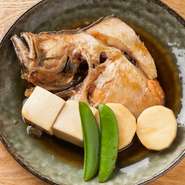 酒蒸した魚を醤油やみりんなどの調味料でじっくりと煮込んだ『魚の煮つけ』はコクのある奥深い味わいです。水や出汁を使わず煮つけることで、魚の旨みを存分に引き出します。