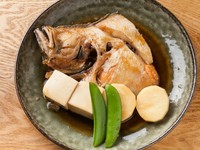 酒蒸した魚を醤油やみりんなどの調味料でじっくりと煮込んだ『魚の煮つけ』はコクのある奥深い味わいです。水や出汁を使わず煮つけることで、魚の旨みを存分に引き出します。
