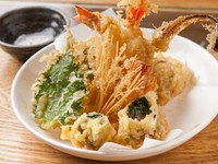 特製のカニみそを大葉で包んで揚げた『カニみそ天』も味わえる『天ぷらの盛り合せ』は感動的な美味しさ