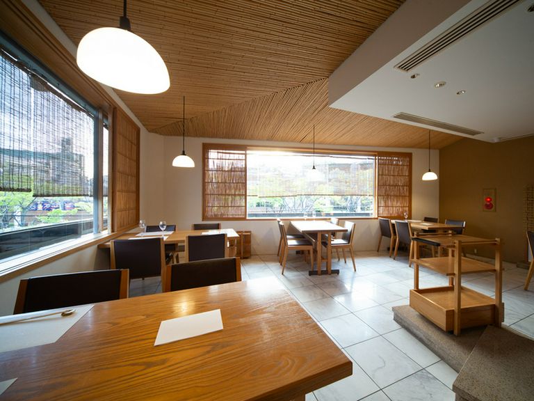 周りを気にせずくつろげる、ゆったりとした座席配置