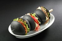 ジェットジャガーの銀色の顔をアルミホイルのハンバーグ包み焼きに大胆にアレンジしました。
ハンバーグに
ナポリタンなど、お子様に人気の具材が詰まったメニューです。