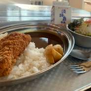 36年間、海上自衛隊の胃袋を満たしてきたシェフオリジナル
Navy Awaji　Chicken　スタミナカレー！
カレーにはフライドチキン！更にサラダと牛乳付きで大満足の一品。