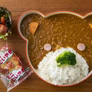 お子様でも食べれる甘口カレーライス。
デザートやドリンクがついていて、とってもリーズナブル！
※おやつは日によって違います