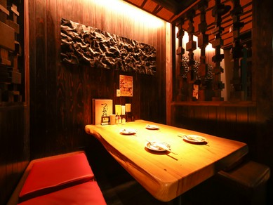 モダンで落ち着いた雰囲気。肩肘張らずにゆったり過ごす癒しの夜