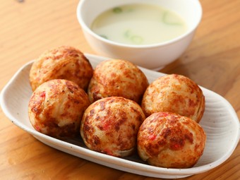カリッと香ばしく、中はふっくらふんわりジューシーな『つくねや特製つくね（スープ付き）』
