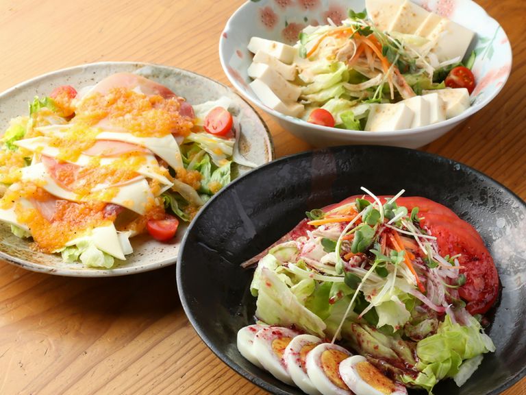 自家製のブルーベリードレッシングで仕上げた大人気の『つくねや特製サラダ』