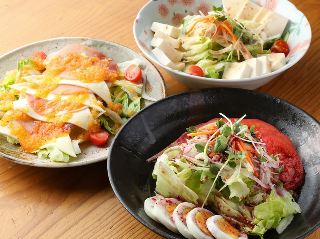 自家製のブルーベリードレッシングで仕上げた大人気の『つくねや特製サラダ』