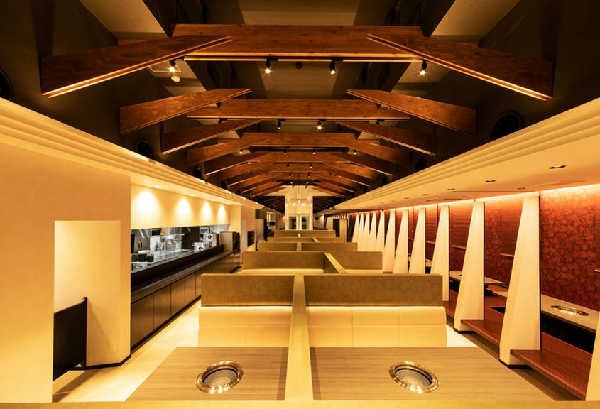 天井が高く開放感ある店内、のんびり絶品肉を味わう