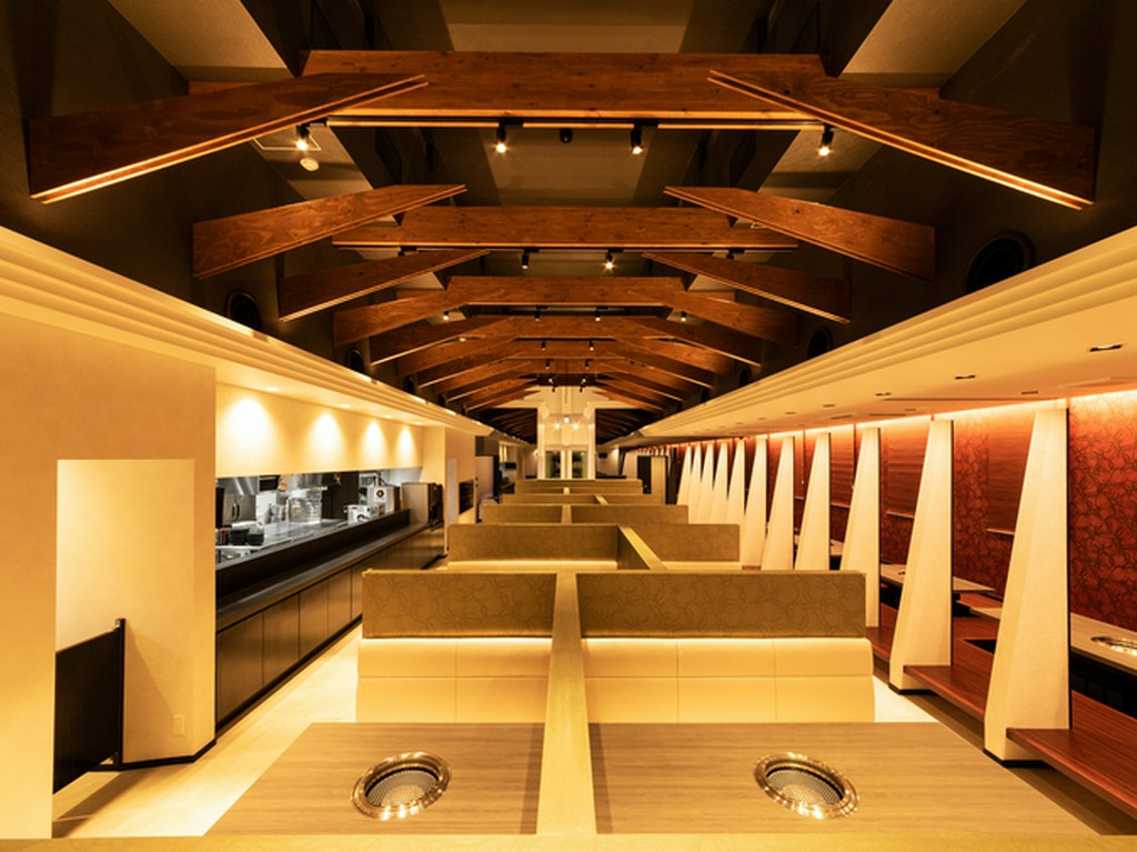 天井が高く開放感ある店内、のんびり絶品肉を味わう