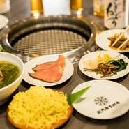 コース内容は、予算などに応じて対応可能。主賓好みのコースにすれば、会食の席も一層なごやかになります。また、親戚などの集まりに便利な10人収容の半個室、36人までの完全個室もあり。
