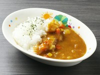 小さく切った野菜も入った、辛さ控えめの甘口カレーです。