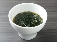 白ごまの香ばしさがアクセント。ミネラル豊富なわかめ独特の風味が口いっぱいに広がります。