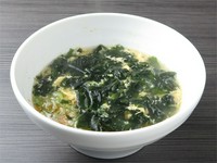 色が鮮やかな緑のわかめと白いふわふわ卵がスープに浮かび、見た目にも食欲をそそります。