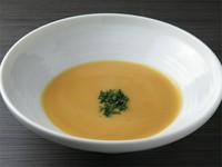 太陽の光をたっぷり浴びた、メロンに負けない糖度のとうもろこしを使用。濃厚な甘み。