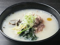 8時間かけてじっくりコトコト煮込んで、旨味とコラーゲンがたっぷり。三代目下村牛入魂の逸品。
