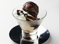 チョコレートアイスにチョコシロップをたっぷりと。濃厚なチョコが味わえます。