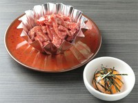 あかみの柔らかい部位を厳選して、特製ダレを揉み込んでご提供。さっと炙ってたまごをからめて。