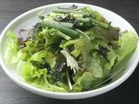焼肉店の定番サラダ、韓国風のシンプルサラダです。ゴマ油の香りと韓国海苔がアクセント。