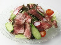 独自製法の自家製ローストビーフがメイン食材。どかっと、たっぷり乗せています。