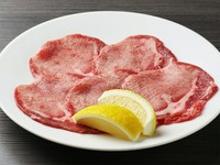 まっさらの網に牛脂を丁寧にしいて。優しく焼いてサックリとした歯ごたえをお楽しみください。